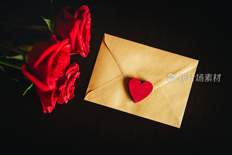 情人节贺卡/信，玫瑰环绕。浪漫/爱情的背景/概念。庆祝活动的概念。